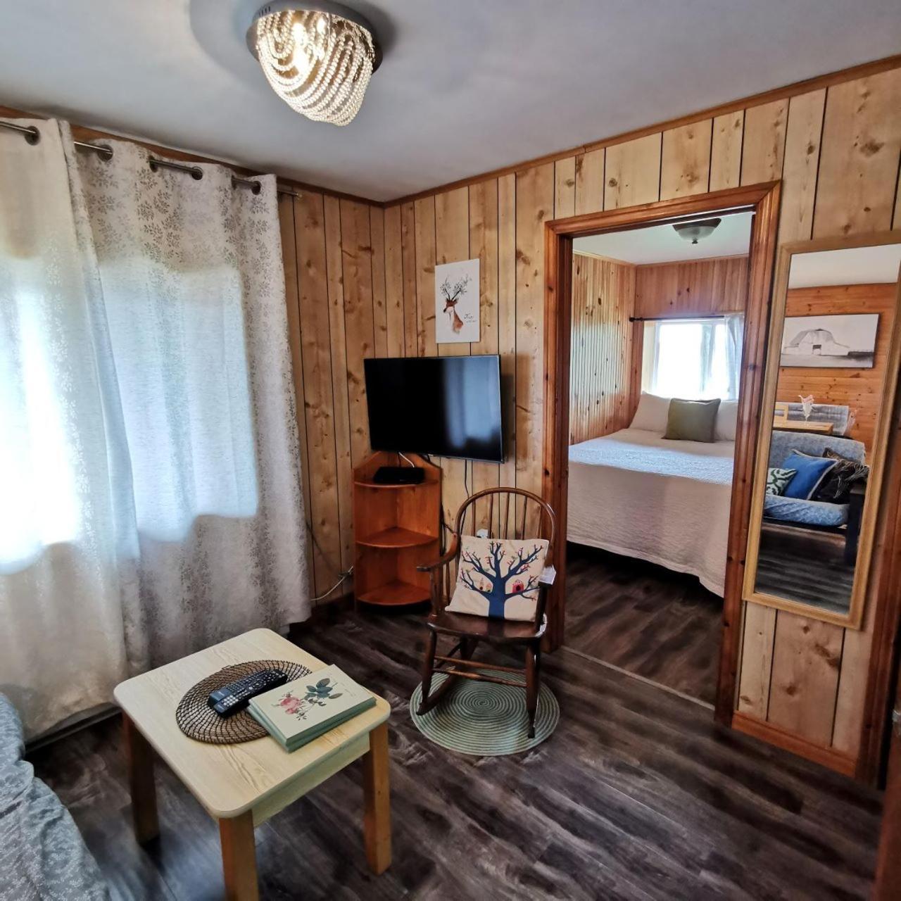 Knotty Pine Cottages, Suites & Motel Rooms Ingonish Habitación foto